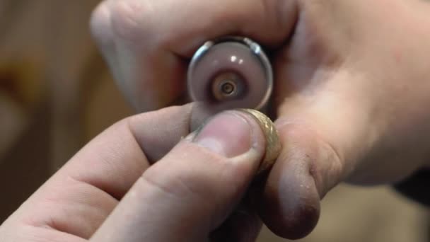 Bijoutier fait un morceau de bijoux — Video