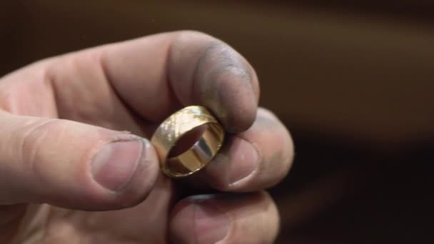 Jeweler makes a piece of jewelry — Stock Video