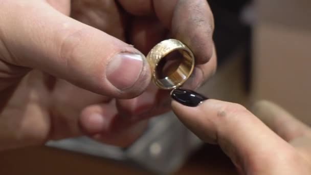 Juwelier maakt een stuk van juwelen — Stockvideo