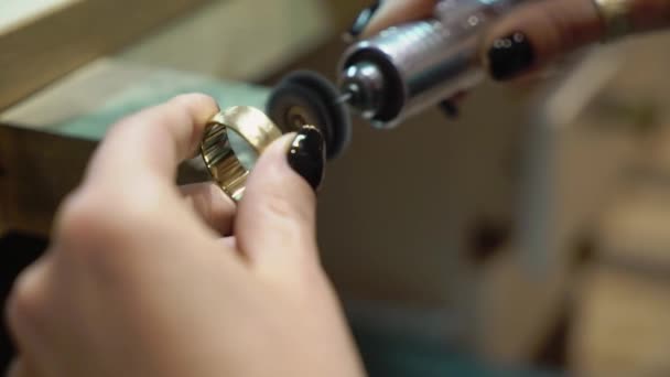 Juwelier stellt Schmuckstück her — Stockvideo