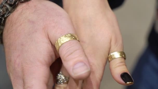Hombre y mujer con anillos en los dedos grandes — Vídeo de stock