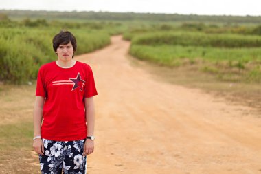 Ülke Road kırmızı tişörtlü genç adam