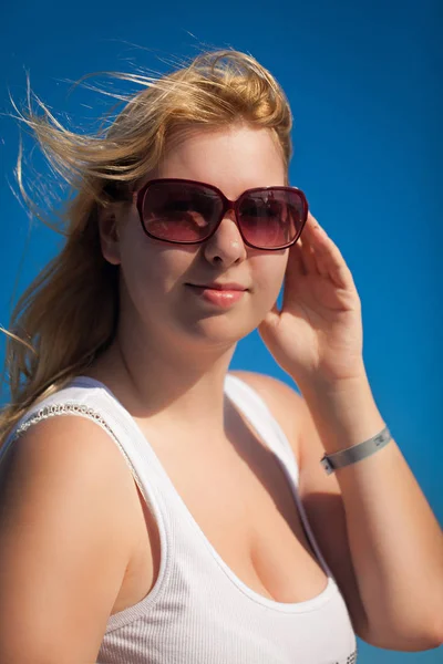 Yaz, sarışın genç kadın portresi