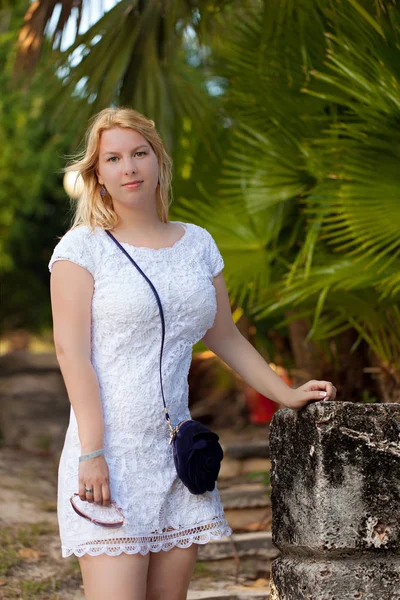 Yaz, sarışın genç kadın