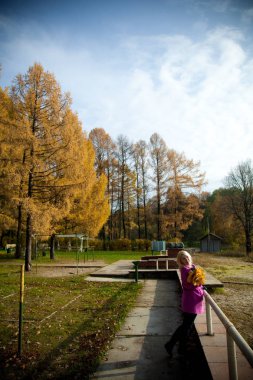 Park Menekşe montlu sarışın genç kadın