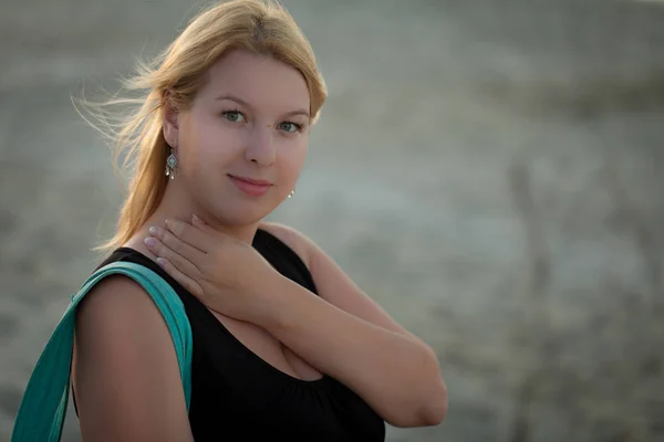 Yaz, sarışın genç kadın portresi