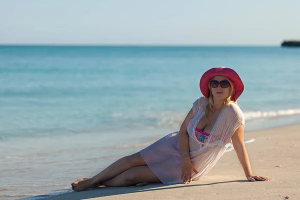 Yaz, sarışın genç kadın portresi