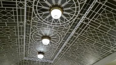 Cam çatı üst bir binada dekore edilmiş