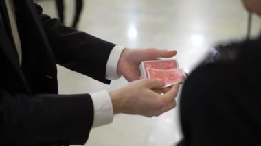 odak, gösterilen oyun kağıtları, holding sihirbaz juggles