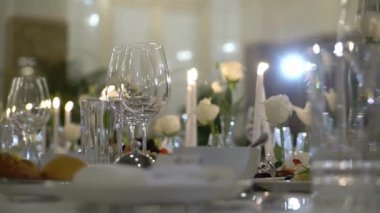 Masa arkasında bir gala yemeği ya da düğün kutlama dekore edilmiş