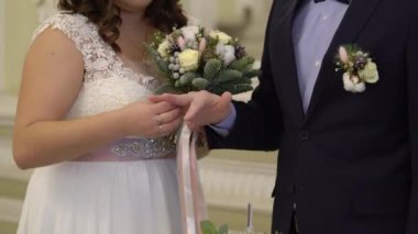 Yeni evliler alyans töreninde değişimi