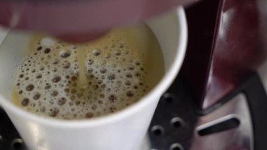 Kahve makinesi hazırlanıyor. Espresso veya odasının içmek.