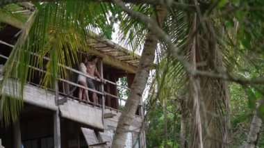 Erkek ve kadın güneşli gün orman villada terasta