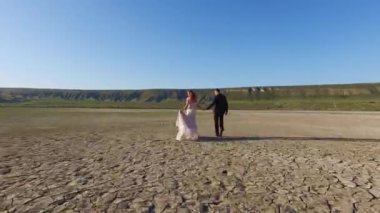 Gelin ve damat doku yere yürüme. Kuru Tuz Gölü.