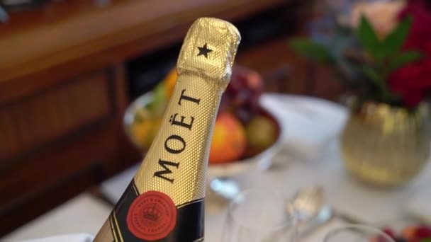 Sankt-Petersburg, Ryssland-23 December 2018: Moet champagne flaska i ishink — Stockvideo