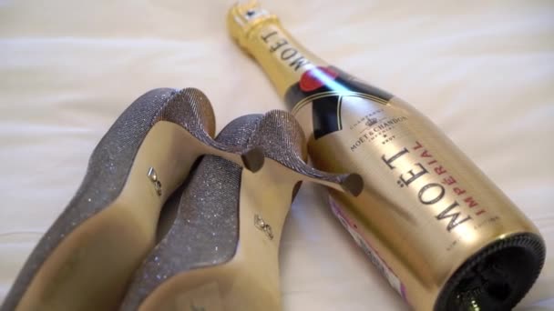 俄罗斯圣彼得堡-2018年12月23日: 莫特香槟酒瓶和 dolce 和 gabbana 鞋 — 图库视频影像