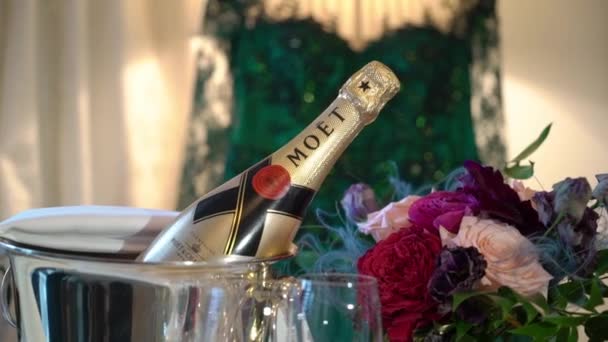Sankt-Petersburg, Ryssland-23 December 2018: Moet champagne flaska i ishink — Stockvideo