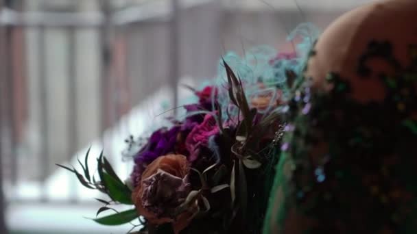 Woman in green dress with celebration wedding bouquet — Stock Video
