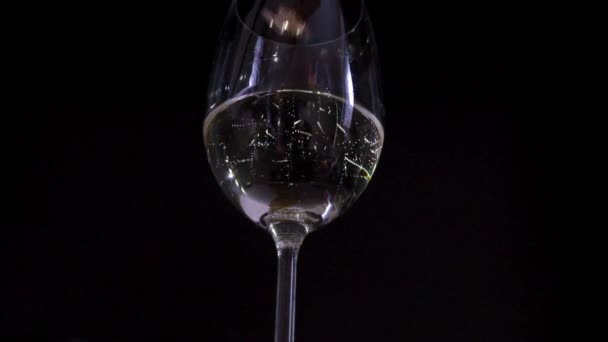 Twee trouwringen in glas champagne super slowmotion — Stockvideo