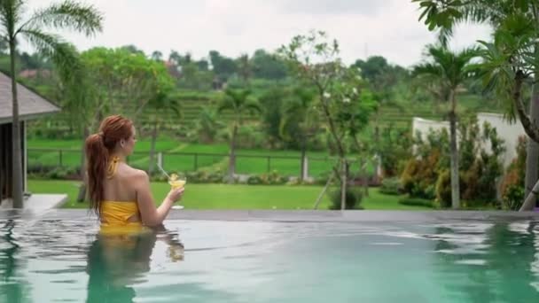 Gadis muda di kolam renang. Pesta di liburan musim panas — Stok Video