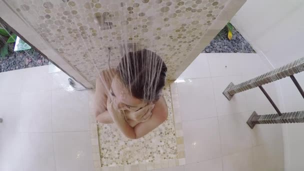 Tânăra fată sexy face un duș de ploaie într-o vilă sau hotel. Spălați părul lung și roșu gol — Videoclip de stoc