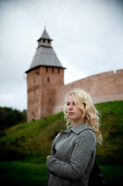Eski kale sur, sarışın genç kadın kule