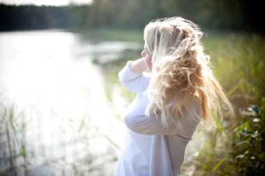 genç güzel sarışın kız