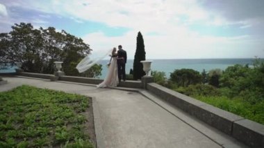 Genç güzel gelin gelinlik ve sarılma ve öpüşme damat