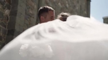 Genç gelin ve damat bir şehirde poz.