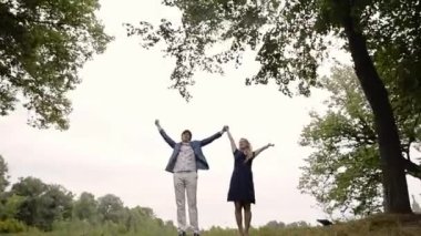 Yaz aylarında bir parkta genç güzel çift. Romantik kalma veya lovestory