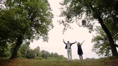 Yaz aylarında bir parkta genç güzel çift. Romantik kalma veya lovestory