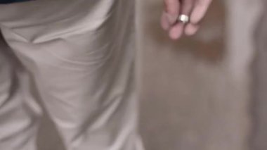 Genç güzel çift yaz aylarında yürüyüş. Romantik kalma veya lovestory