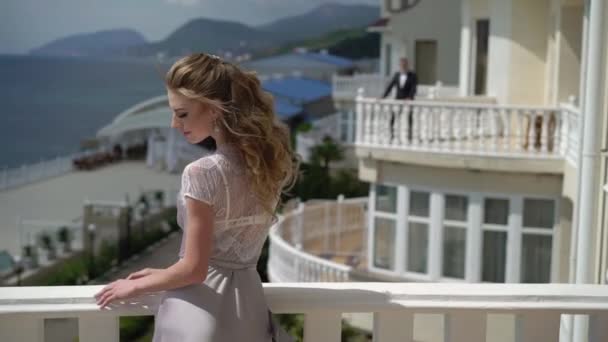 Pria dan wanita tinggal di balkon yang berbeda dan mengirimkan ciuman udara — Stok Video