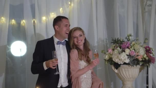 Les mariés s'amusent au banquet de mariage. Jeune couple amoureux de mariage dans la tente — Video