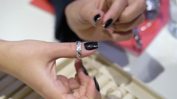 Person att välja storlek på smycken ring — Stockvideo