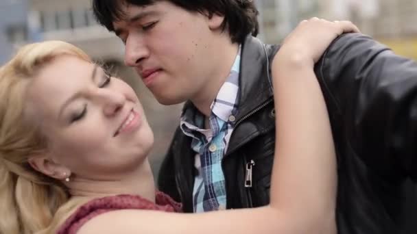 Ungt par tager selfie på mobiltelefon have det sjovt på gaden – Stock-video