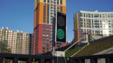 Gates büyük bir apartman içinde bir şehir açılış