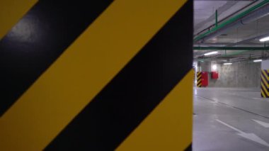Boş yeraltı otoparkı