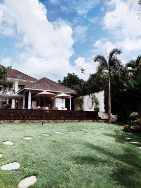 Toprical Villa'ya uçan Quadcopter dron