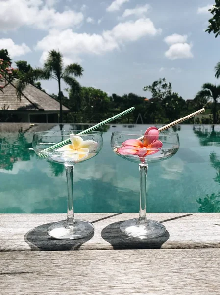 Tropikal Villa Yüzme Havuzu yakınındaki iki alkollü kokteyller