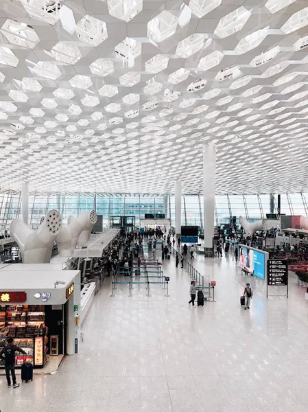 Guanzhoy, Çin - 7 Kasım 2017: Yolcu Havaalanı terminal