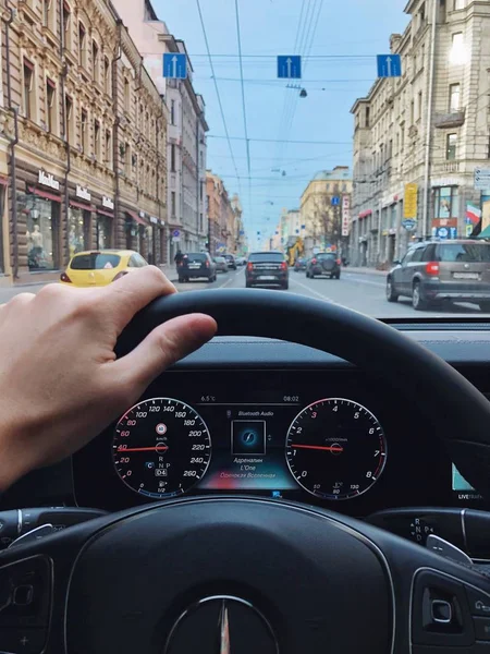 Saint-Petersburg, Rusya-30 Nisan 2018: Adam sürüş Mercedes E-Serisi w213 araba