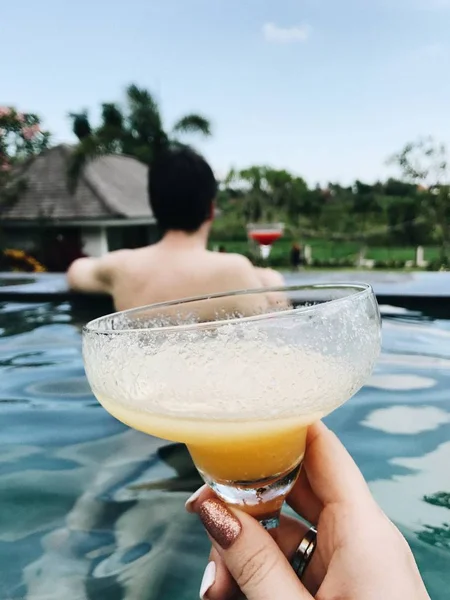 Tatil, özel yüzme havuzunda genç güzel Çift