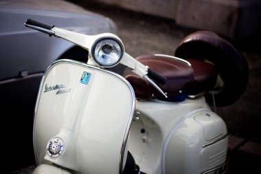 Helsinki, Finlandiya - 29 Ekim 2008: Vespa motosiklet scooter