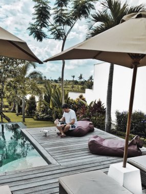 Dron, kullanan adam uzaktan kumanda elinde tutan