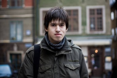 Genç adam turistik bir şehir