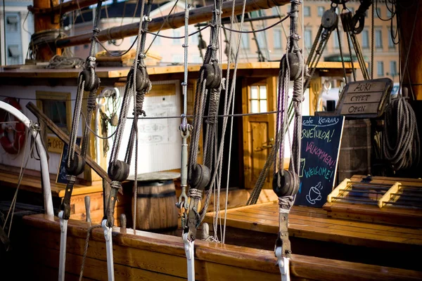 Helsinki, Finlandiya - 29 Ekim 2008: Eski stil ahşap gemi