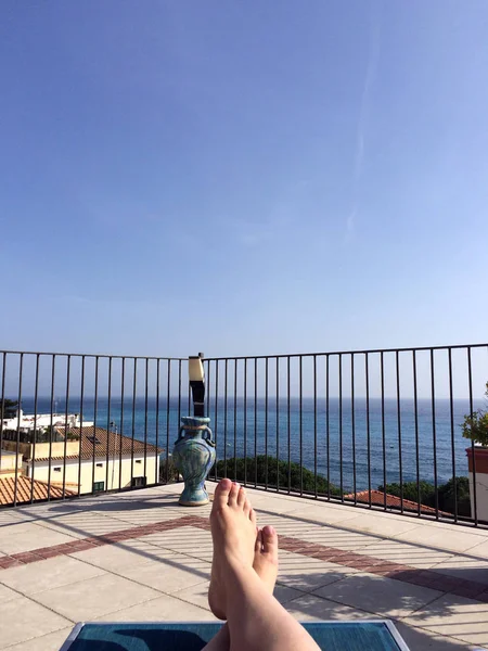 Genç kız, çatı manzaralı güneşlenme