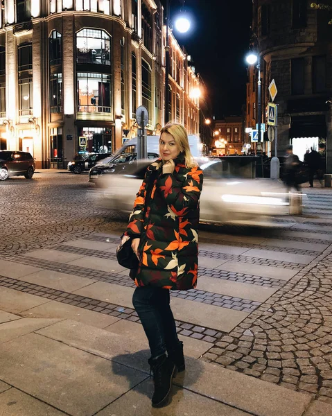 Genç sarışın kız bir şehirde de akşam sokak