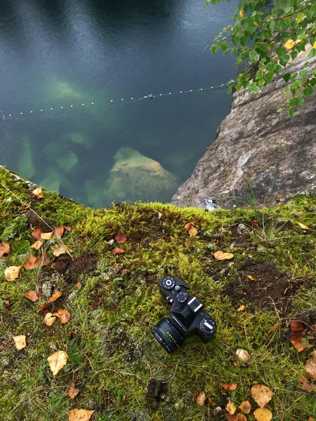 Cliff ve Gölü yakınındaki bir ormandaki yaşlı retro film kamera